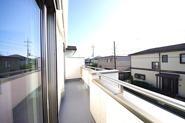 陽光あふれるバルコニーは、たくさんの光を浴びることができるのでお洗濯物やお布団もしっかり干せます。