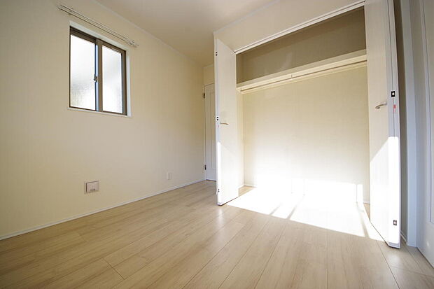 木の質感が優しい床材と豊富な収納が特徴的な、心に温かさを感じる内装です。