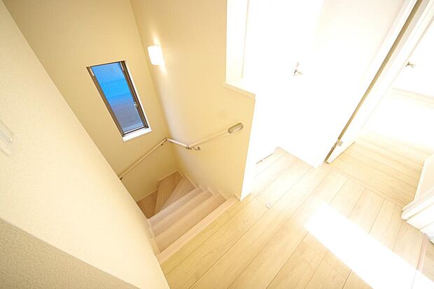 階段には手すりを標準装備することで、お子様やご高齢者の安全性にも配慮しております。