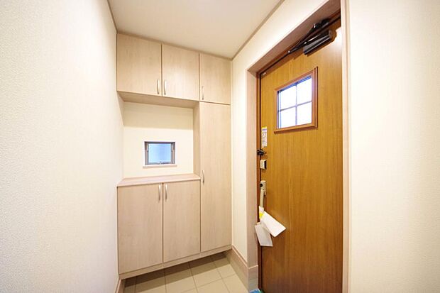 棚板が多く、沢山のの靴が収納可能。棚板は稼働可能ですのでブーツやヒールの高い靴も収納でき便利です。