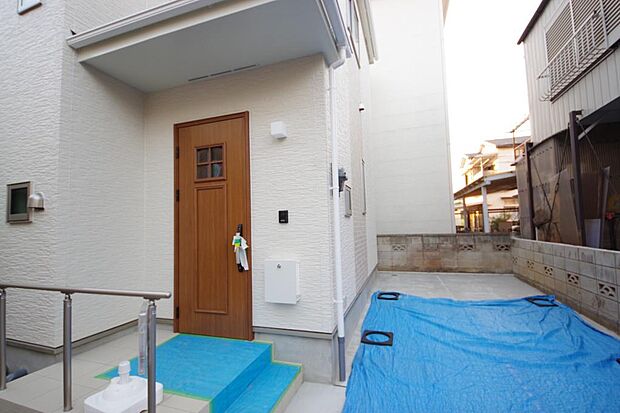 玄関はいわばその邸宅の顔です。だからこそ、迎賓のためにしつらえを細部まで施しました。