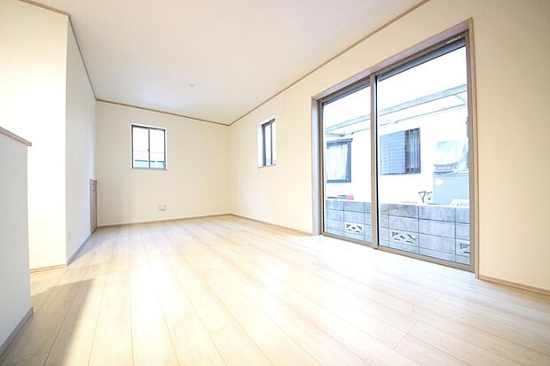 明るい陽光が差し込み開放的なリビング ダイニングを演出し、ゆとりある空間はご満足いただけます。