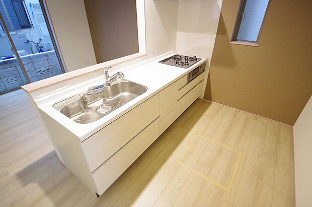 キッチンには耐久性が高く、お手入れも簡単で人工大理石トップを採用して、キッチンを優雅に演出しました。