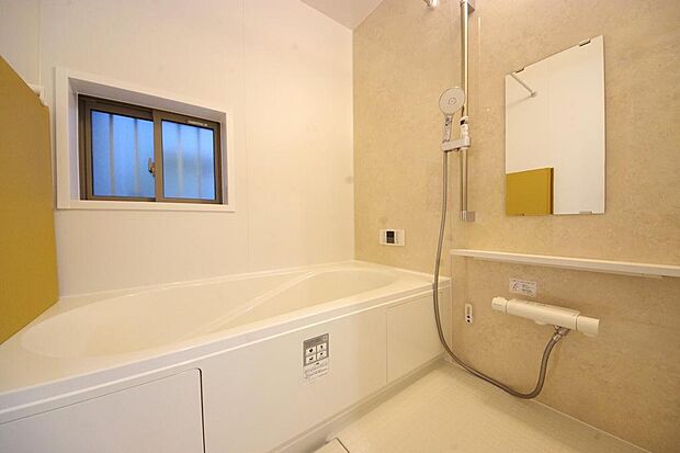 心地よい入浴タイムを追求した大きな浴槽とアクセントパネルで、より高級感が演出されます。