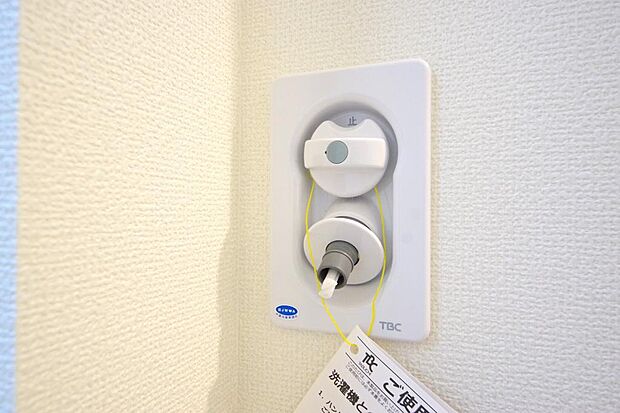 洗濯機用の給水口には蛇口ではなく、全自動洗濯機が設置できる専用の給水口が設置されております。