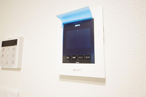 来訪者を映像と音声で確認可能なので、煩わしいセールスにも住戸内で対話可能です。