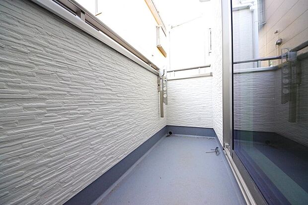 陽光あふれるバルコニーは、たくさんの光を浴びることができるのでお洗濯物やお布団もしっかり干せます。