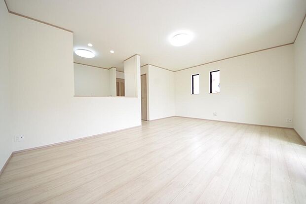 明るい陽光が差し込み開放的なリビング ダイニングを演出し、ゆとりある空間はご満足いただけます。