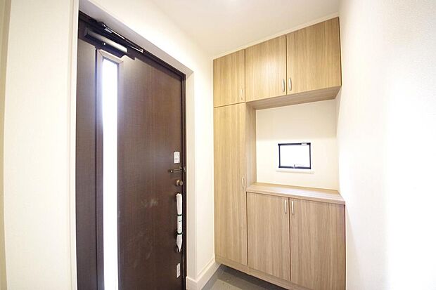 棚板が多く、沢山のの靴が収納可能。棚板は稼働可能ですのでブーツやヒールの高い靴も収納でき便利です。