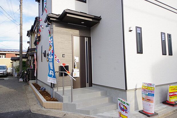 玄関はいわばその邸宅の顔です。だからこそ、迎賓のためにしつらえを細部まで施しました。