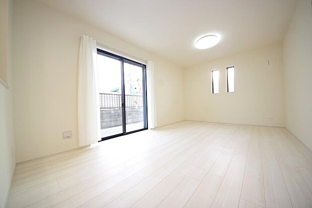 明るい陽光が差し込み開放的なリビング ダイニングを演出し、ゆとりある空間はご満足いただけます。