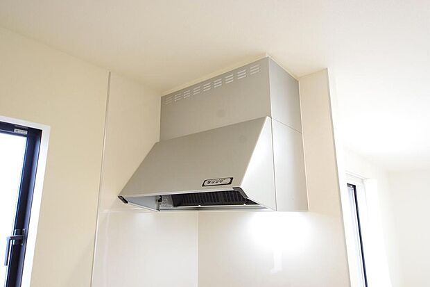 キッチン上部には、スッキリとしたスリム型レンジフードが標準装備されております。
