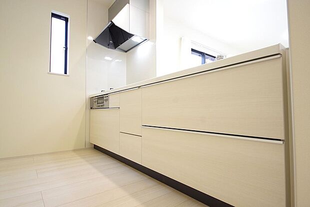 リビング ダイニング全体が見渡せるキッチンは、リビングのお子様の様子を見守りながら家事ができます。