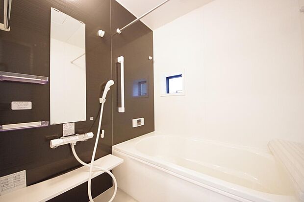 心地よい入浴タイムを追求した大きな浴槽とアクセントパネルで、より高級感が演出されます。