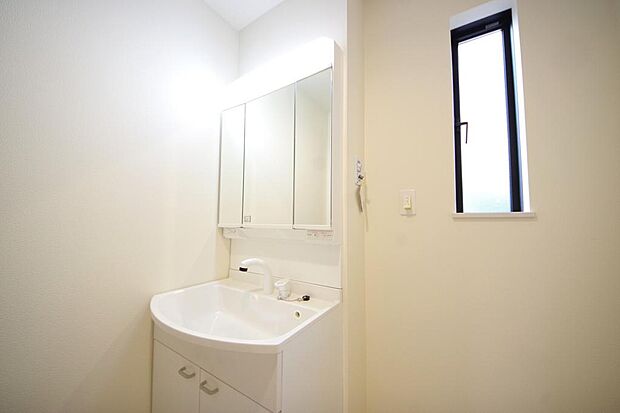 家族全員で利用するパブリックスペースとなりますので、鏡周りの収納ですっきり洗面台がご利用いただけます