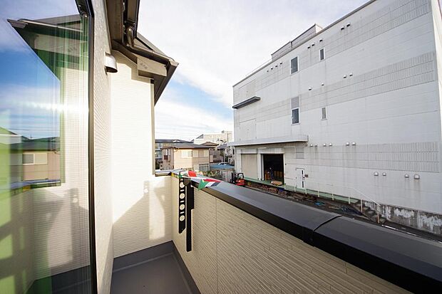 陽光あふれるバルコニーは、たくさんの光を浴びることができるのでお洗濯物やお布団もしっかり干せます。