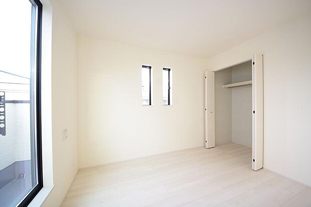 木の質感が優しい床材と豊富な収納が特徴的な、心に温かさを感じる内装です。