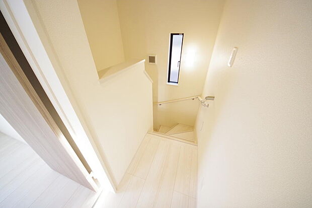 階段には手すりを標準装備することで、お子様やご高齢者の安全性にも配慮しております。