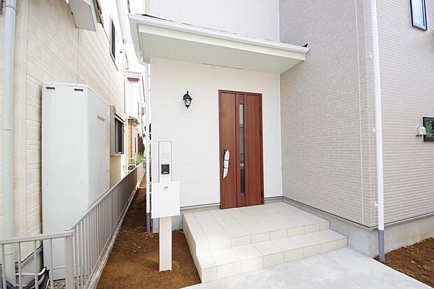 玄関はいわばその邸宅の顔です。だからこそ、迎賓のためにしつらえを細部まで施しました。