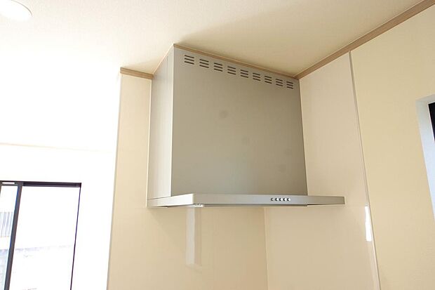 キッチン上部には、ブーツ型の照明付きのレンジフードが標準装備されております。