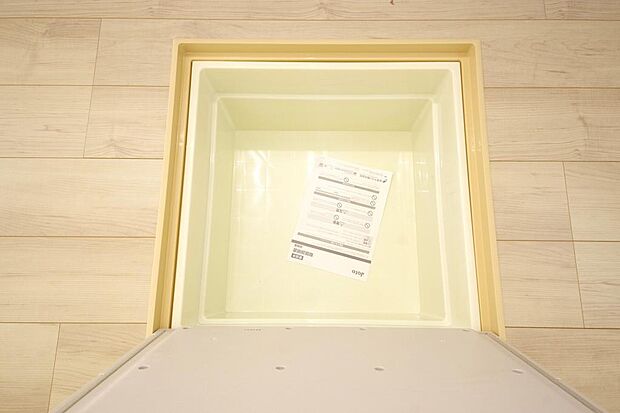 ミネラルウォーター、缶詰、非常食のストックに便利です。空間を有効に利用した収納です。