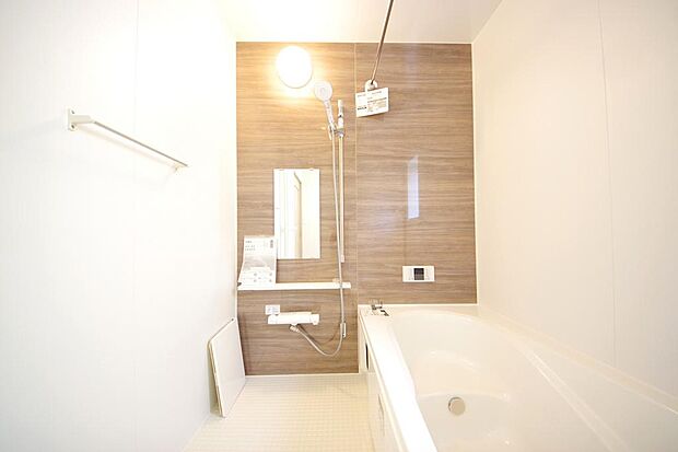 心地よい入浴タイムを追求した大きな浴槽とアクセントパネルで、より高級感が演出されます。