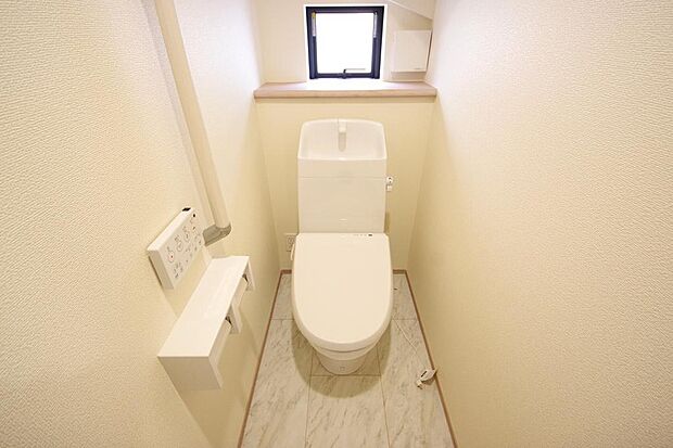 少ない水を有効に使って、汚れも効率よく洗浄します。便器は奥までふちのない掃除がしやすい形状です。