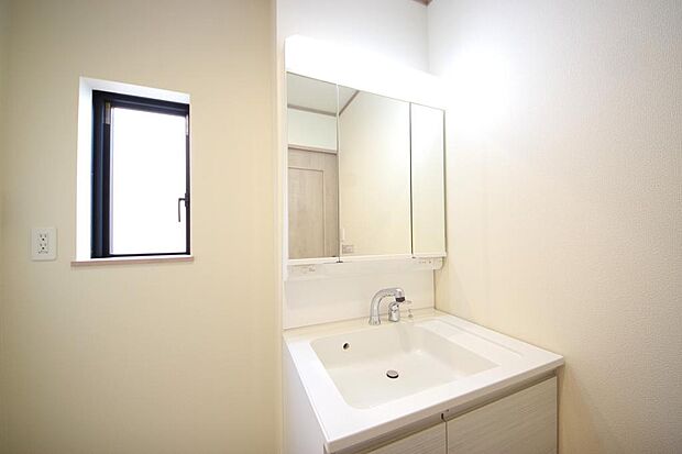 家族全員で利用するパブリックスペースとなりますので、鏡周りの収納ですっきり洗面台がご利用いただけます