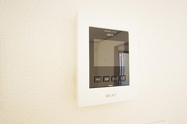来訪者を映像と音声で確認可能なので、煩わしいセールスにも住戸内で対話可能です。