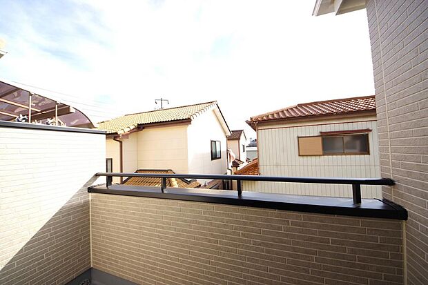 陽光あふれるバルコニーは、たくさんの光を浴びることができるのでお洗濯物やお布団もしっかり干せます。