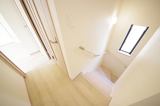 階段には手すりを標準装備することで、お子様やご高齢者の安全性にも配慮しております。