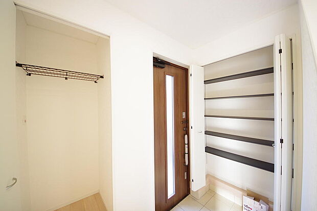 棚板が多く、沢山の靴が収納可能。棚板は稼働可能ですのでブーツやヒールの高い靴も収納でき便利です。