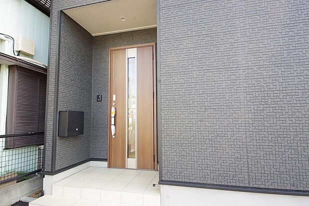 玄関はいわばその邸宅の顔です。だからこそ、迎賓のためにしつらえを細部まで施しました。