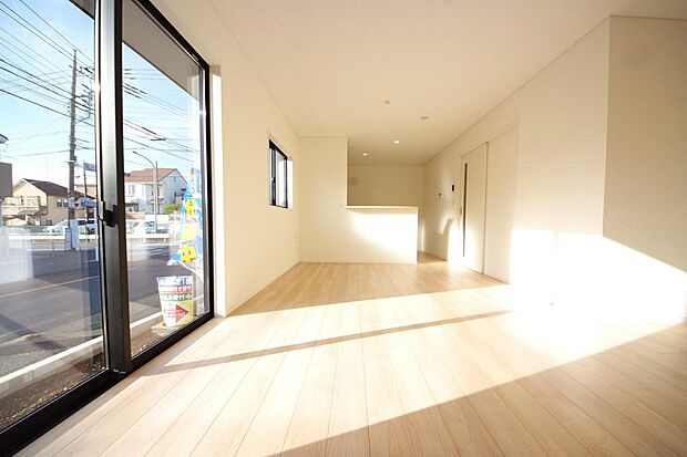 明るい陽光が差し込み開放的なリビング ダイニングを演出し、ゆとりある空間はご満足いただけます。