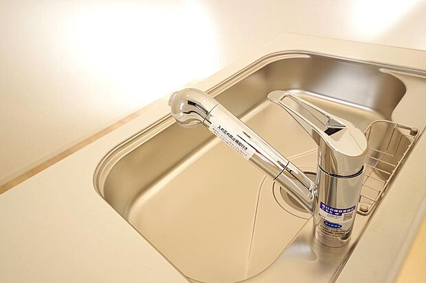 キッチンの水栓はホースが伸びますので、大きな鍋も楽に洗う事が出来ます。また、浄水器もビルトインです。