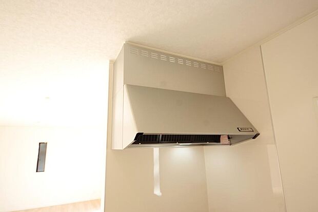 キッチン上部には、ブーツ型の照明付きのレンジフードが標準装備されております。