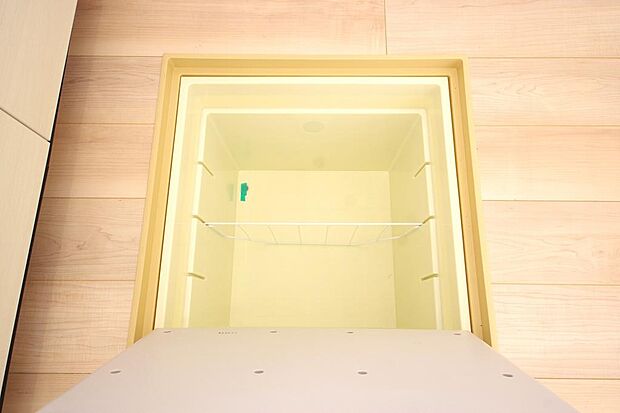 ミネラルウォーター、缶詰、非常食のストックに便利です。空間を有効に利用した収納です。
