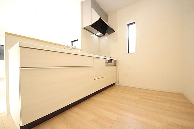 リビング ダイニング全体が見渡せるキッチンは、リビングのお子様の様子を見守りながら家事ができます。