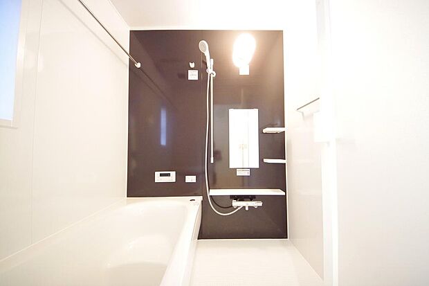 1日の疲れを癒す大切な場所です。追焚き機能も付いておりますので、帰りが遅くなっても安心できます。