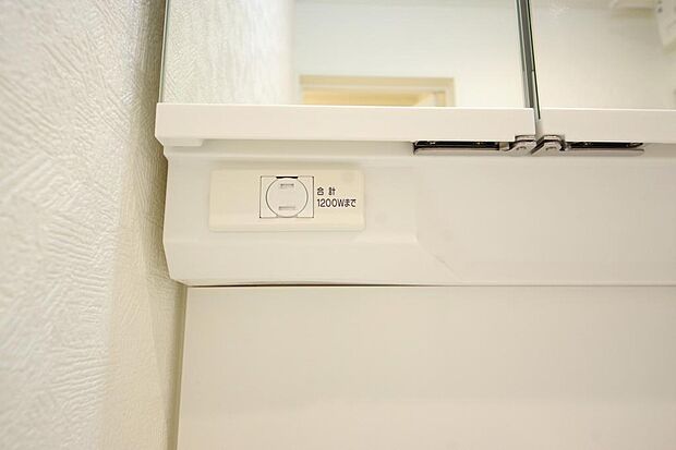 洗面台には、照明 コンセント くもり止めの3点が標準装備されております。