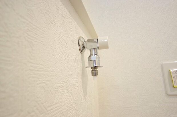 洗濯機用の給水口には蛇口ではなく、全自動洗濯機が設置できる専用の給水口が設置されております。