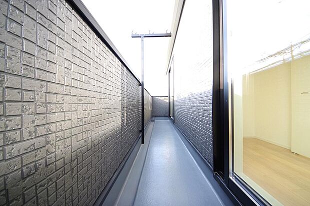 陽光あふれるバルコニーは、たくさんの光を浴びることができるのでお洗濯物やお布団もしっかり干せます。