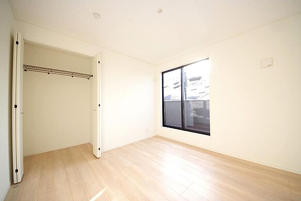 木の質感が優しい床材と豊富な収納が特徴的な、心に温かさを感じる内装です。