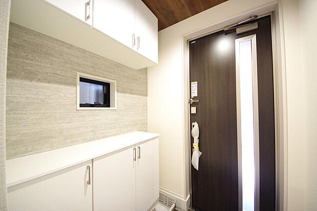 棚板が多く、沢山の靴が収納可能。棚板は稼働可能ですのでブーツやヒールの高い靴も収納でき便利です。