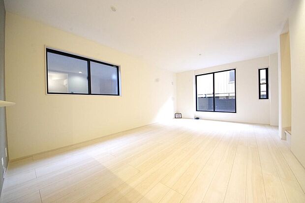 明るい陽光が差し込み開放的なリビング ダイニングを演出し、ゆとりある空間はご満足いただけます。