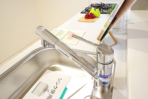 レバー操作一つで水量、温度も調節可能です。また、蛇口には浄水カートリッジも内蔵可能です。