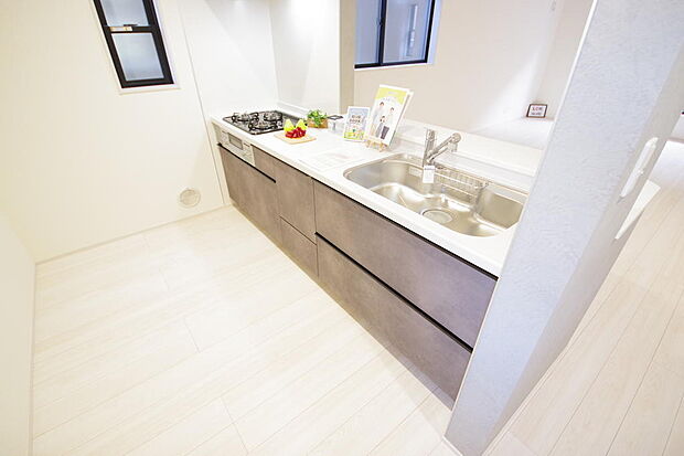 キッチンには耐久性が高く、お手入れも簡単で人工大理石トップを採用して、キッチンを優雅に演出しました。
