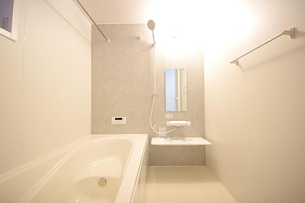 心地よい入浴タイムを追求した大きな浴槽とアクセントパネルで、より高級感が演出されます。