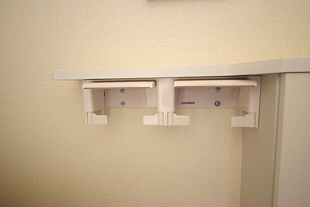 トイレ内のペーパーホルダーは、しっかりとした押さえ付き横型ダブルホルダーが標準装備されています。