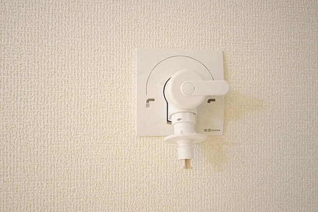 洗濯機用の給水口には蛇口ではなく、全自動洗濯機が設置できる専用の給水口が設置されております。
